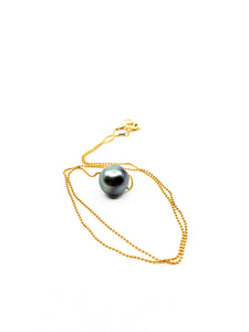 Tahitian pearl with delicate gold chain necklace by eve black jewelry made in Hawaii